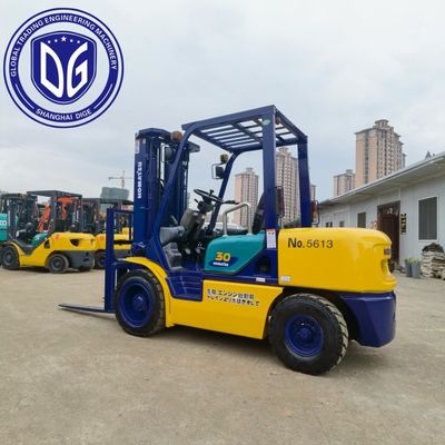 Komatsu 3-тонный вилочный погрузчик Максимальная высота выкапывания 5180 мм Максимальный радиус выкапывания 5125 мм Для подъема и эксплуатации тяжелых грузов