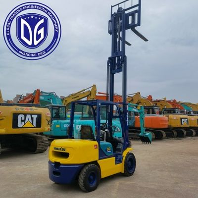 Komatsu 3-тонный вилочный погрузчик Максимальная высота выкапывания 5180 мм Максимальный радиус выкапывания 5125 мм Для подъема и эксплуатации тяжелых грузов