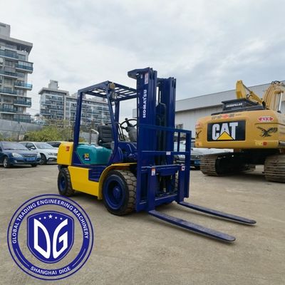 Komatsu 3-тонный вилочный погрузчик Максимальная высота выкапывания 5180 мм Максимальный радиус выкапывания 5125 мм Для подъема и эксплуатации тяжелых грузов