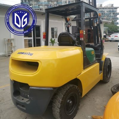 Komatsu 3-тонный вилочный погрузчик Максимальная высота выкапывания 5180 мм Максимальный радиус выкапывания 5125 мм Для подъема и эксплуатации тяжелых грузов